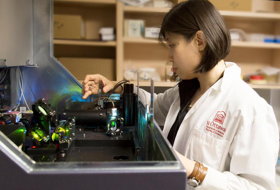 Vera Tang travaillant sur le cytomètre de flux dans le laboratoire.