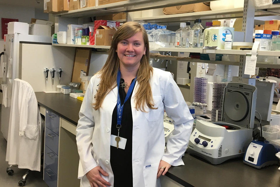 Marie-Claude Bourgeois-Daigneault dans le laboratoire où elle effectue des recherches sur le cancer