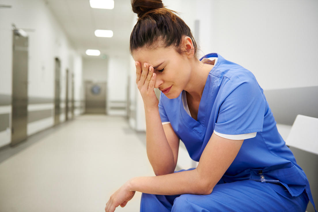 Une femme médecin stressée assise dans un couloir d'hôpital