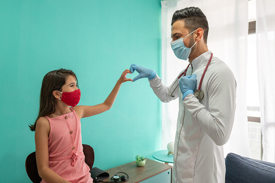 Un médecin profitant d'un moment amusant avec un patient.