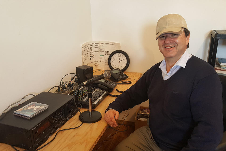Dr Kovesi à Sandy Lake à la radio.