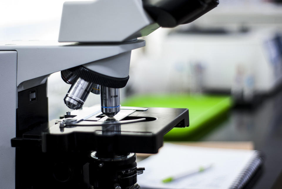Un microscope
