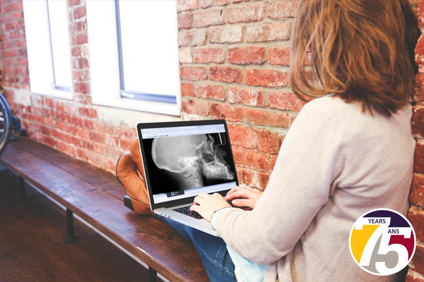 Photo d'une femme travaillant sur un ordinateur portable avec un crâne sur l'écran