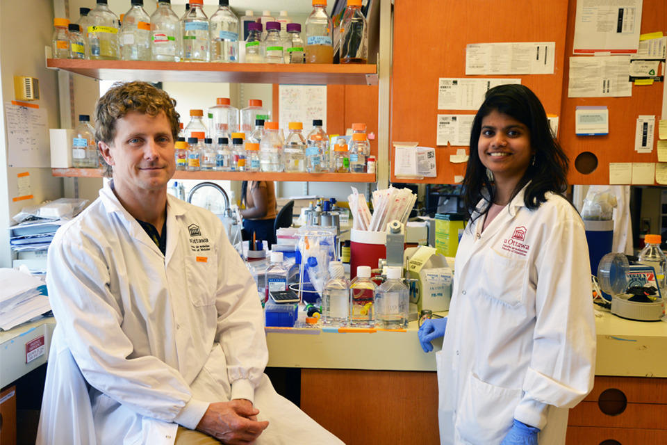 Dr Derrick Gibbings et Maneka Chitiprolu, étudiante au doctorat.