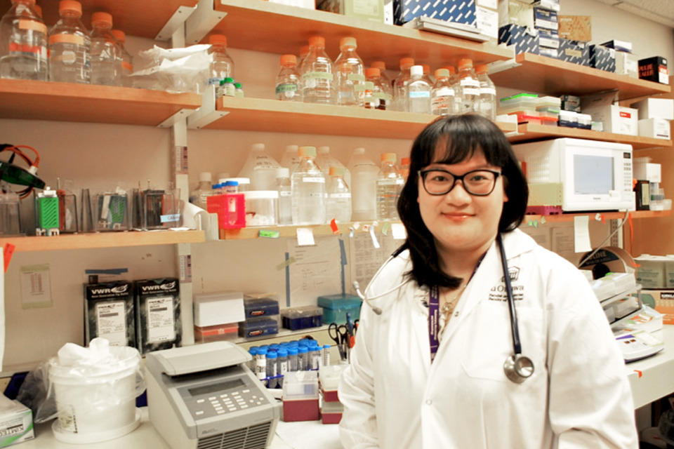 Melissa Phuong dans le laboratoire du Dr Subash Sad.