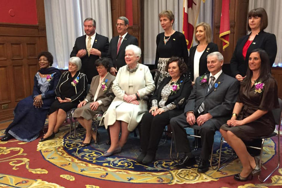Photo de Dre Jeanne Drouin recevant l’Ordre de la Pléiade