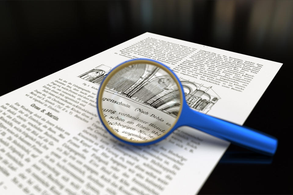 Un journal avec une loupe