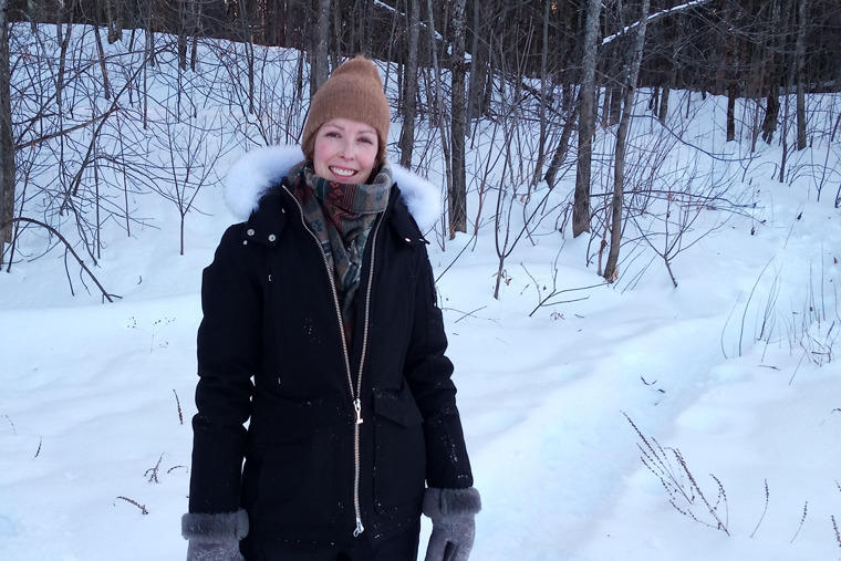Catherine Moran profite d'une journée d'hiver en raquettes