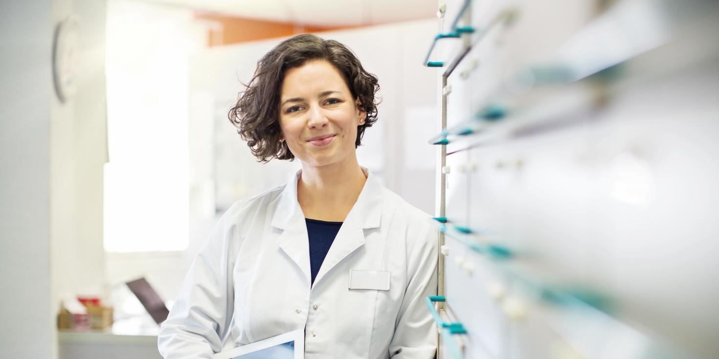 Jeune pharmacienne souriante