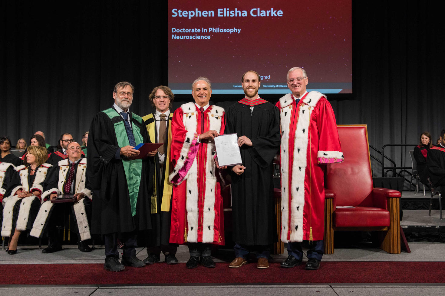 Dr. Stephen Clarke sur scène recevant son prix à la collation des grades du printemps.