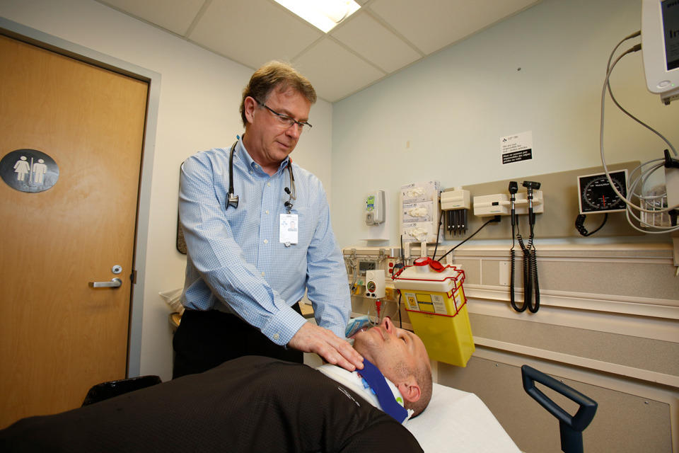 Dr Ian Stiell dans une chambre d'hôpital.