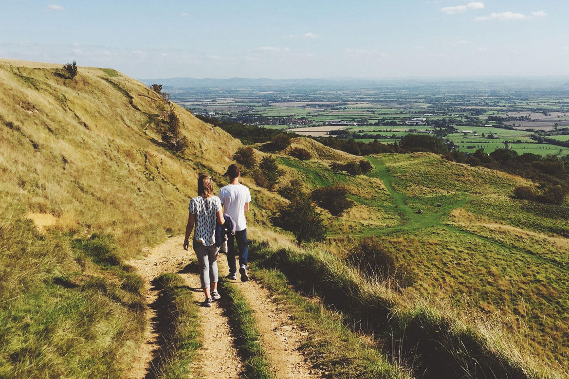 Deux personnes profitant d'une promenade dans la campagne.