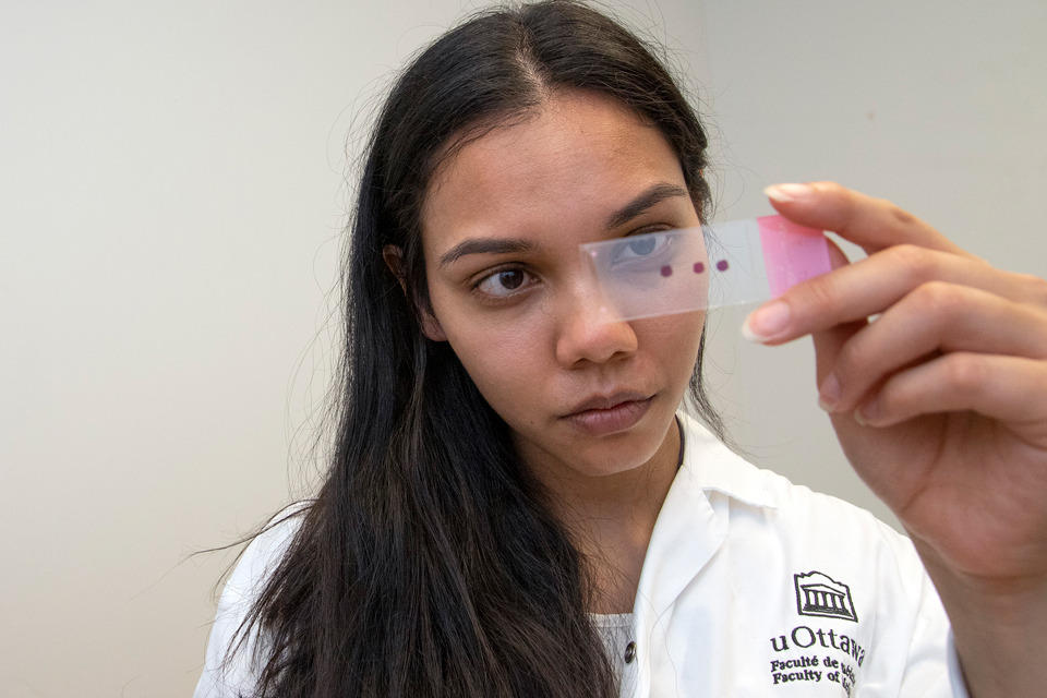 Étudiant avec une lame de microscope