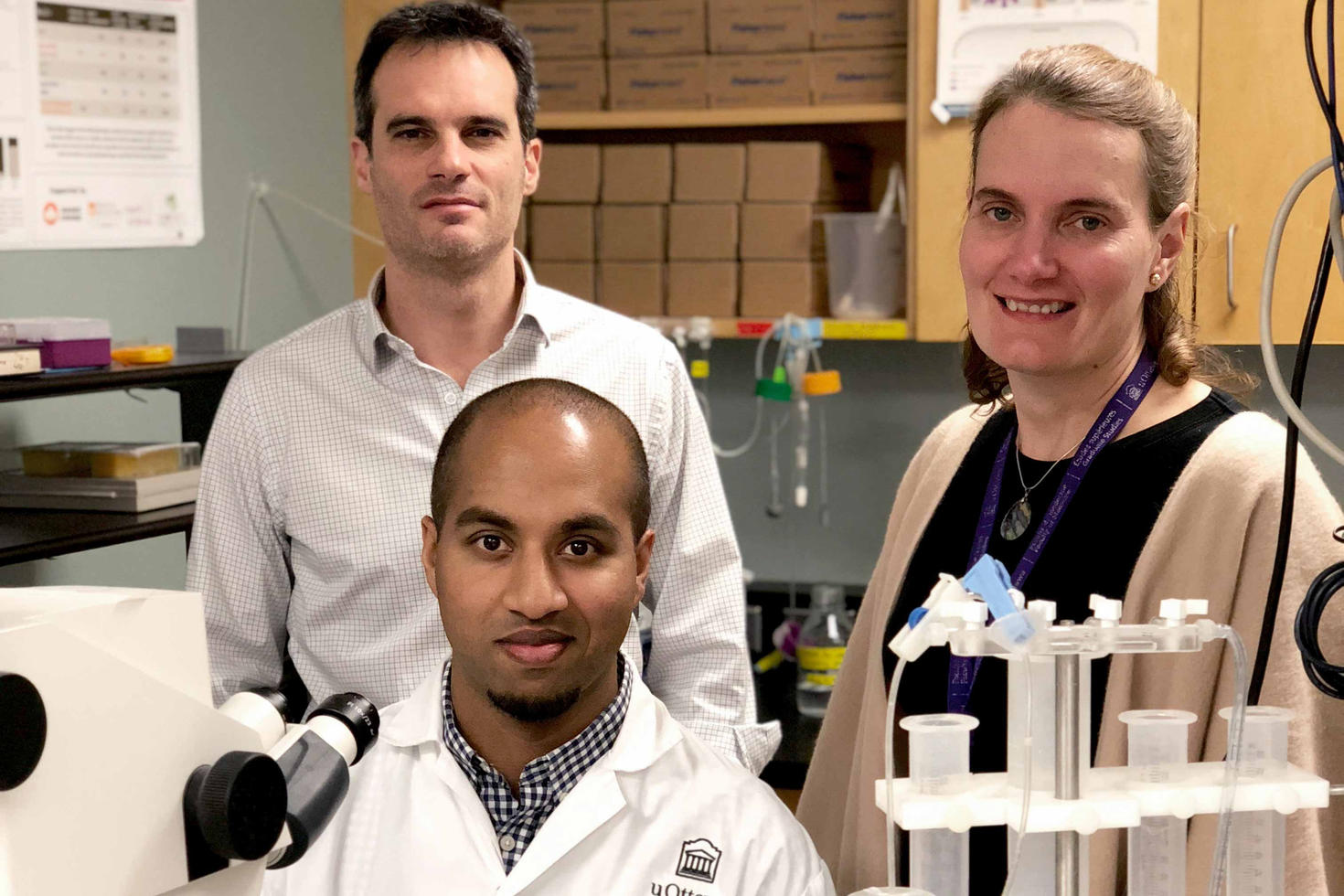Photo de Dr Jean-Claude Béïque, Dr Timal Kannangara et Dre Diane Lagace dans leur laboratoire. 