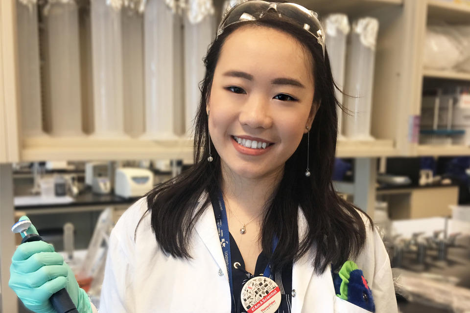 jessie Duong dans un laboratoire. 