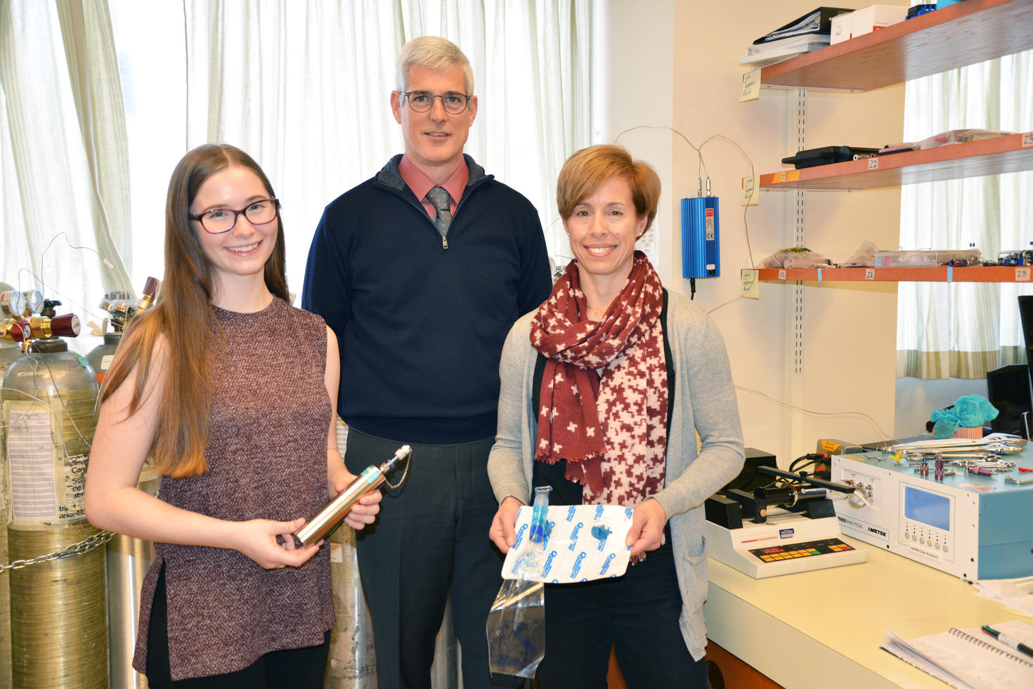 Photo du Dr Guy Trudel et son personnel de laboratoire. 