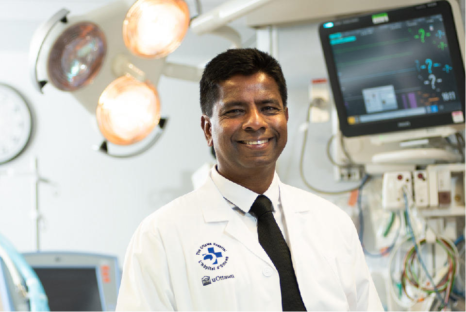 Le Dr Venk, portant un sarrau de laboratoire, se tient devant de l'équipement hospitalier, avec des lumiér