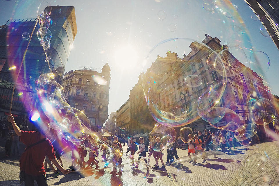 Enfants jouant avec des bulles
