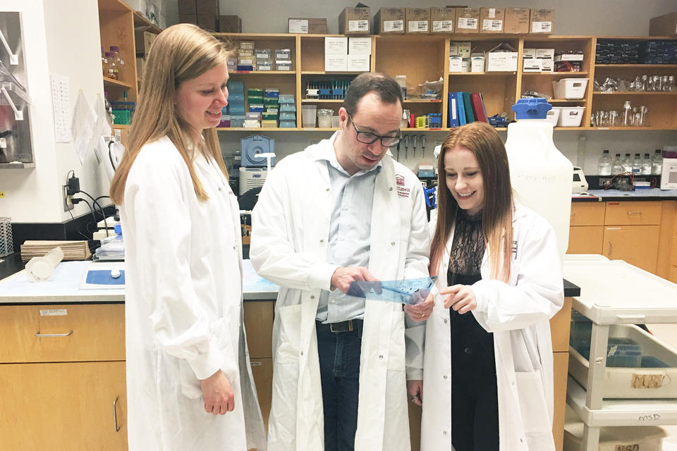 Dr Michael Downey et ses étudiantes.