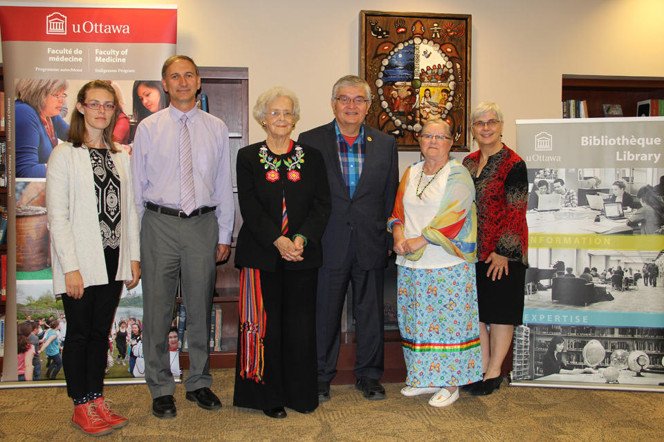 Photo de groupe de représentants de la Bibliothèque de l'Université d'Ottawa, du Programme autochtone de la Faculté de médecine et de l'Organisation nationale de la santé autochtone (ONSA).