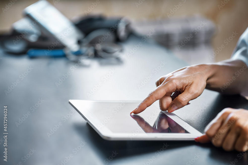 un doigt qui fait défilé du contenu sur une tablette électronique