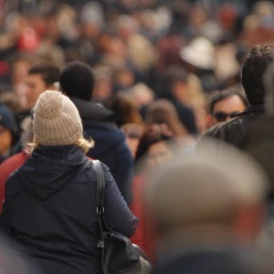 grande foule de personnes sur un trottoir