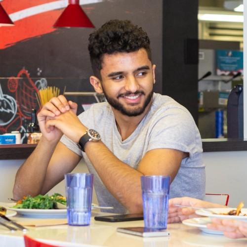 Des étudiants mangeant ensemble dans une cafétéria