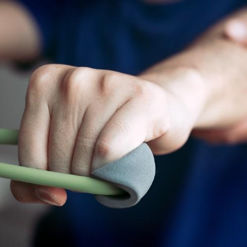 Physiothérapeute avec un patient qui s'étire avec un patient qui tire une bande élastique