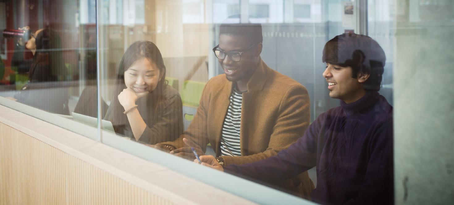 Étudiants universitaires travaillant ensemble