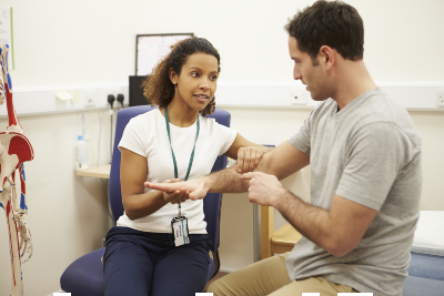 Physiothérapeute avec patient