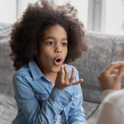 Un enfant bénéficie d'une aide à l'élocution