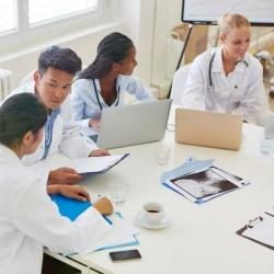 Un groupe d'infirmières travaillant ensemble à une table
