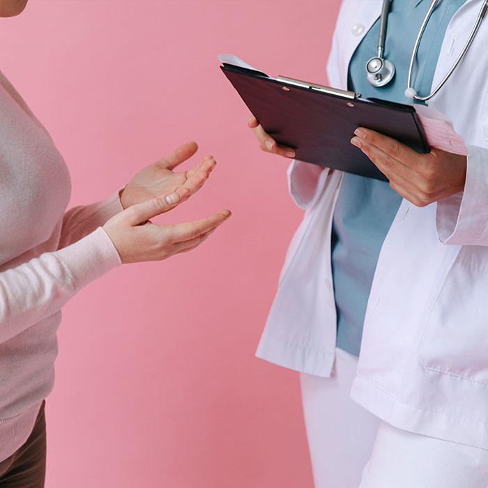 l'infirmière et le patient discutent