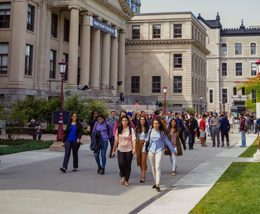 des étudiants qui marchent à l'extérieur sur le campus