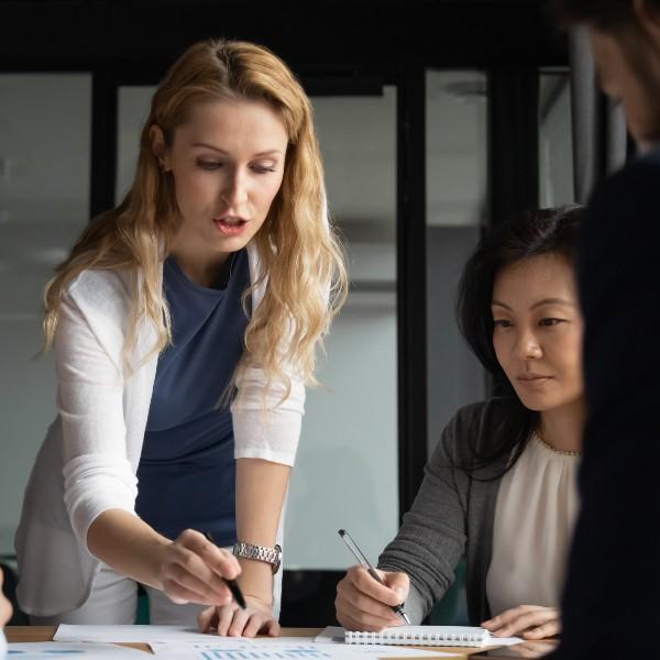 femme dirigeant une session de collaboration