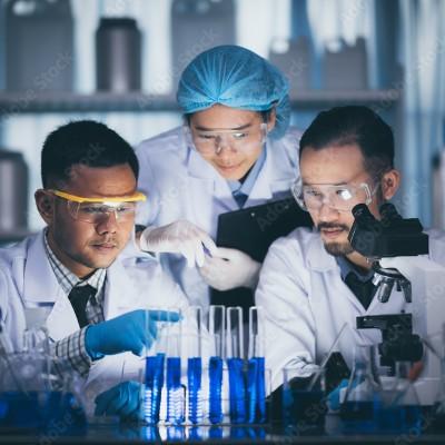 étudiants dans un laboratoire