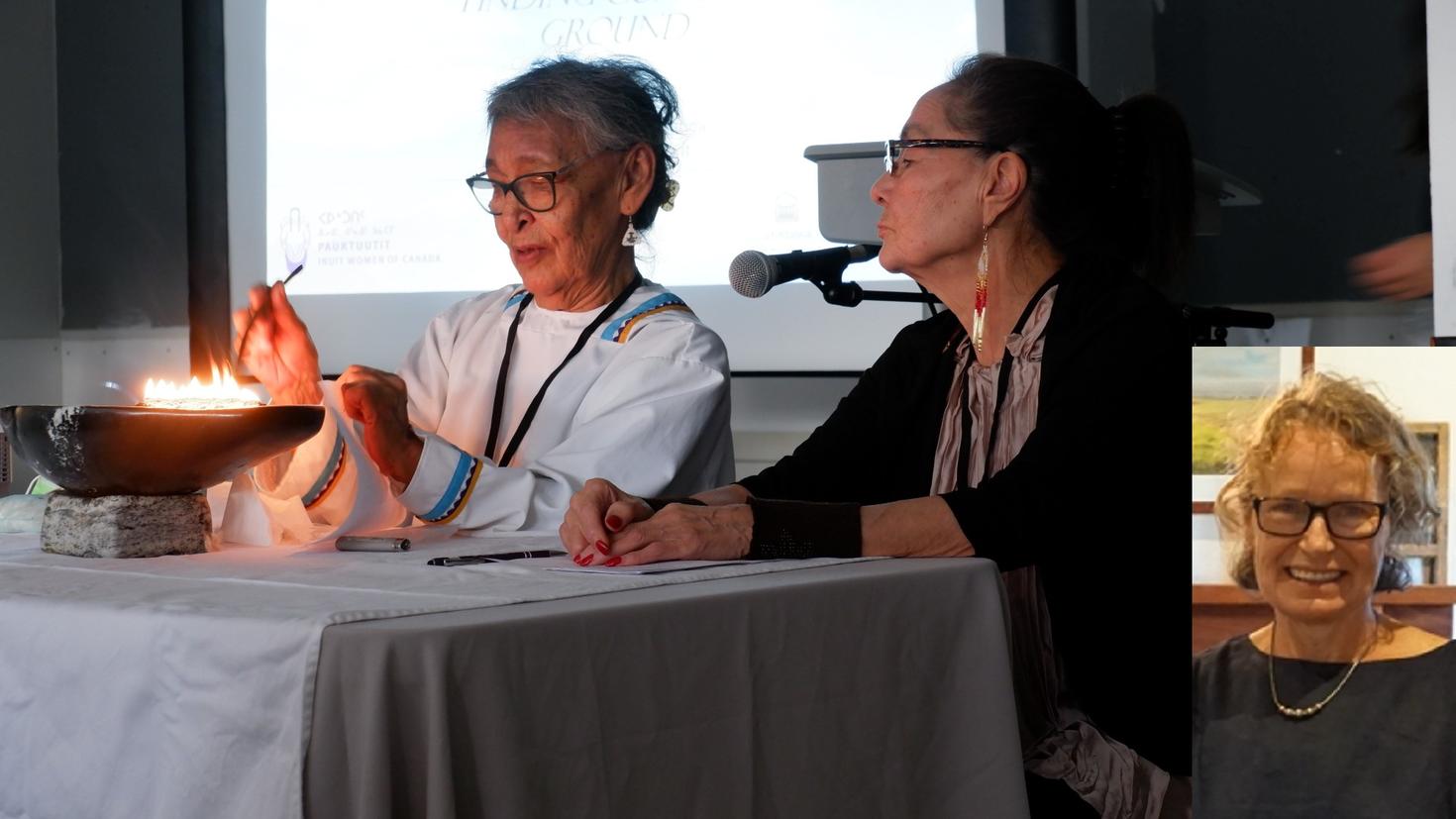 Deux femmes inuites assises à une table avec une photo de Wendy Gifford insérée dans le coin Inférieur droit
