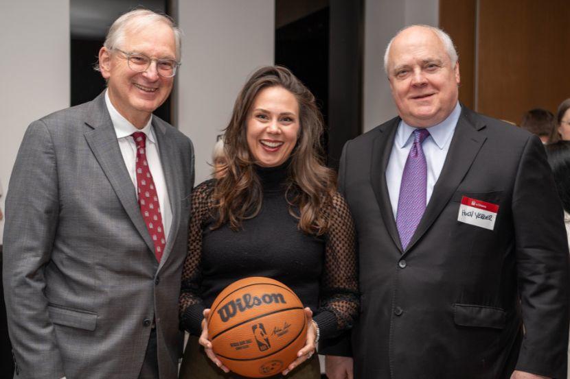 Le recteur de l'Université d'Ottawa, Jacques Frémont, Dawn Smyth (B.Sc. activité physique, 2005, Gee-Gees), Hugh Verrier (L.L.B. 1981).