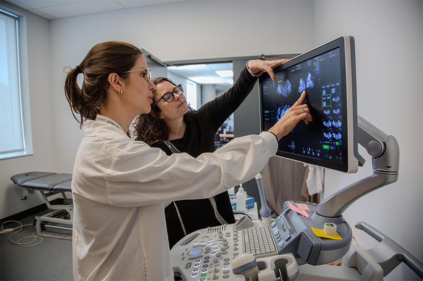 Linda McLean et la chercheuse postdoctorale Marina Petter Rodrigues examinant l’échographie du plancher pelvien d’une patiente.