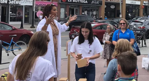 Des femmes scientifiques s'expriment sur une caisse à savon dans la rue