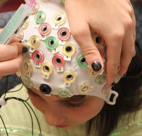 Enfant avec bonnet spécial sur la tête avec capteurs