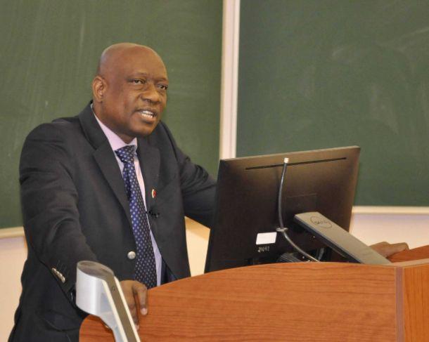 Professeur Beogo au podium durant son allocution