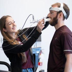 Femme chercheur utilisant un appareil respiratoire avec un homme