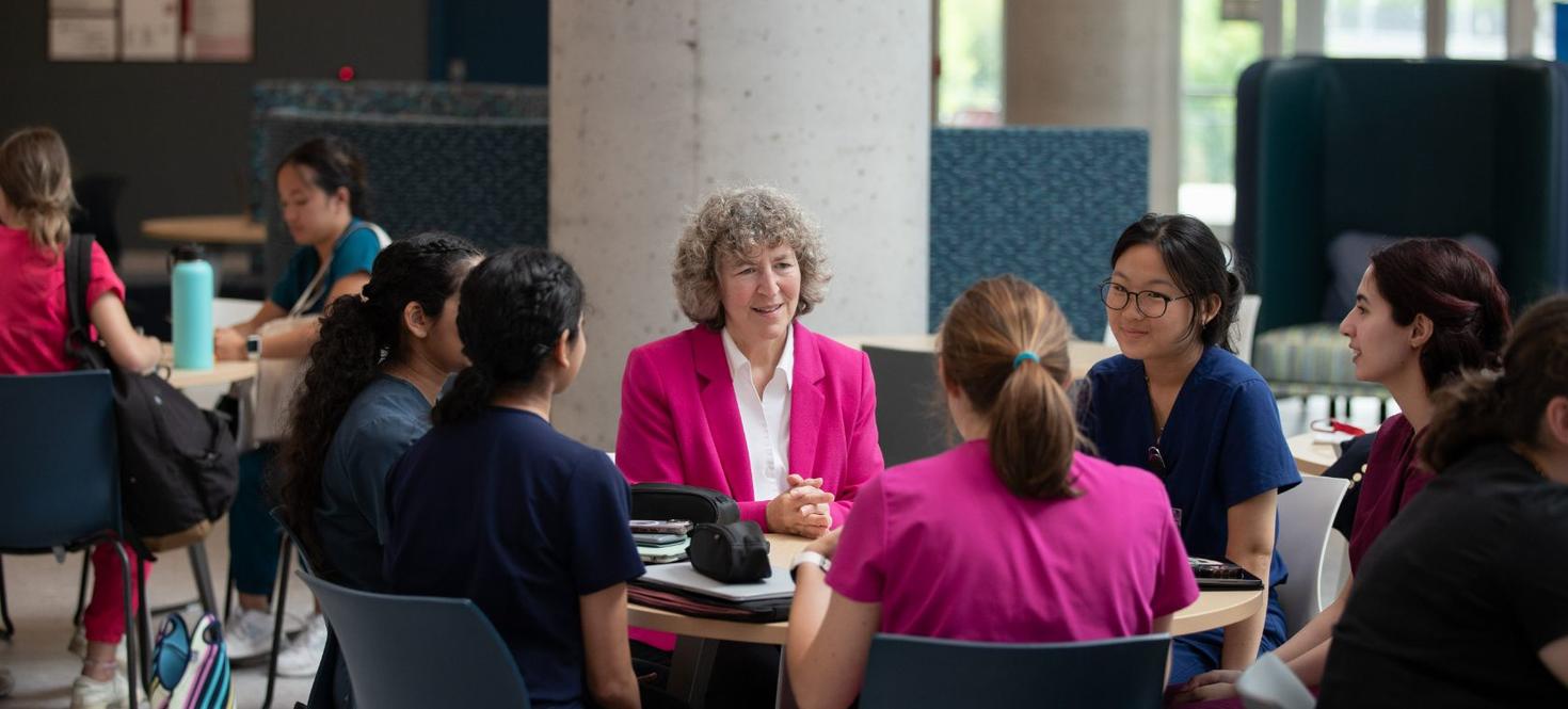 La doyenne Lucie Thibault avec des étudiants