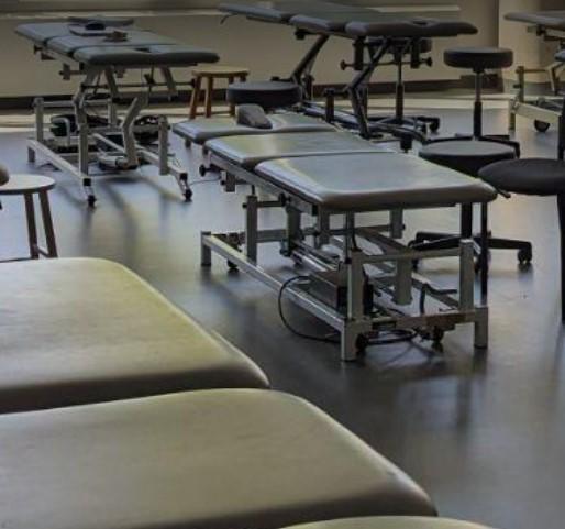 Une salle avec de nombreuses tables de massage/physiologie
