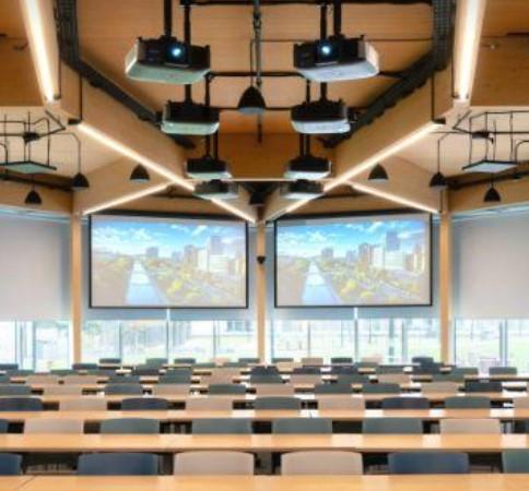 Grande salle de classe avec de nombreux écrans et fenêtres