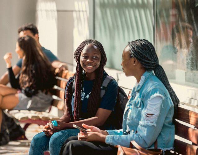 Deux femmes discutant assises sur un banc