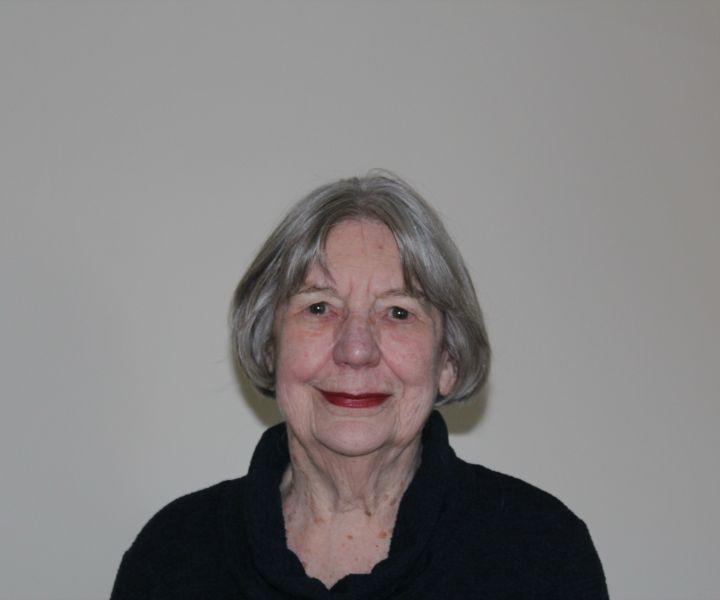 Photo de Denise Alcock, elle a les cheveux gris et un chandail noir.