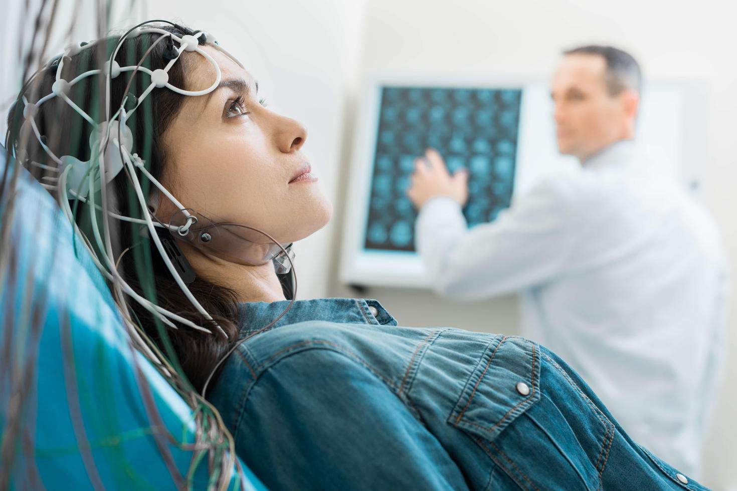 Femme portant des électrodes sur la tête pour l'analyse du cerveau.