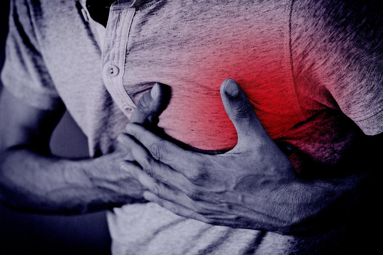 Mains agrippées à la poitrine pour simuler une douleur cardiaque